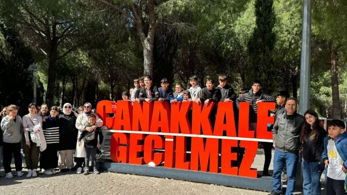 “Bir Destandır Çanakkale!”  Tarih bilinciyle geleceğe yürüyen nesiller yetiştirmek amacıyla düzenlediğimiz Çanakkale gezimiz, öğrencilerimiz için unutulmaz bir deneyim oldu.