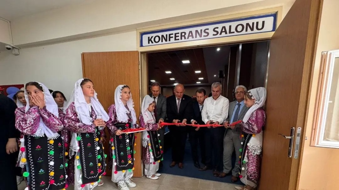 Okulumuz bünyesinde bu yıl 10 özgün proje ile TÜBİTAK 4006 Bilim Fuarı’na katılım sağladık. 